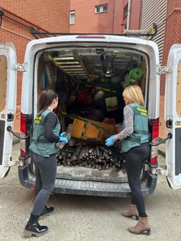Agentes de la Guardia Civil registran el vehículo con el cable telefónico robado.