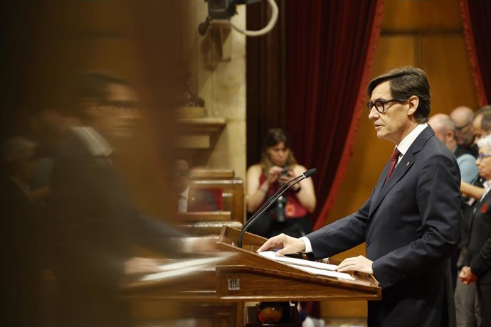 Archivo - Arquivo - O candidato à investidura para presidente da Generalitat da Catalunha, Salvador Illa, intervém no debate da sessão plenária de investidura, no Parlamento da Catalunha, em 8 de agosto de 2024, em Barcelona, Catalunha (Espanha). A sessão