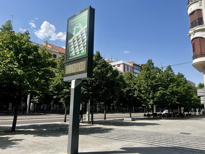 Archivo - Termómetro marca 40º, en paseo de la Independencia de Zaragoza.