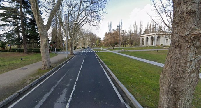 Carretera que atraviesa el campus de la Universidad de Navarra.