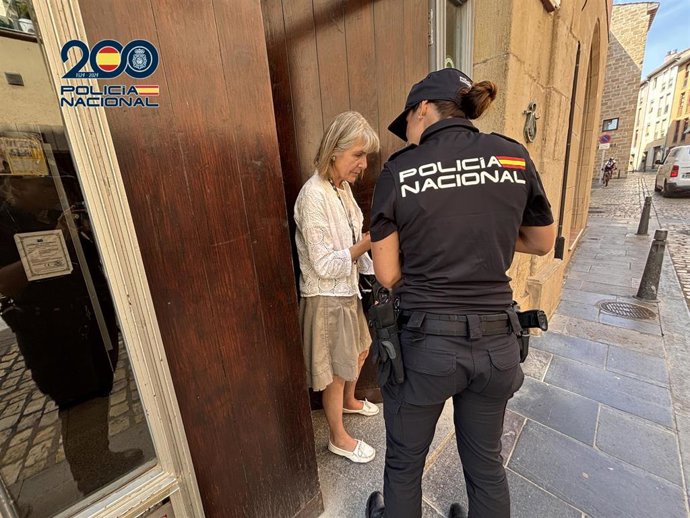 La Policía Nacional garantiza la seguridad a los peregrinos en el Camino de Santiago a su paso por Logroño