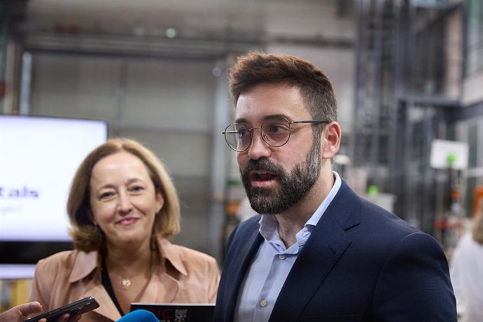 Archivo - La presidenta del Consejo Superior de Investigaciones Científicas (CSIC), Eloísa del Pino, y el secretario de Estado de Energía, Joan Groizard, atienden a los medios para explicar los trabajos para el diseño del I Plan de Acción de Materias Prim