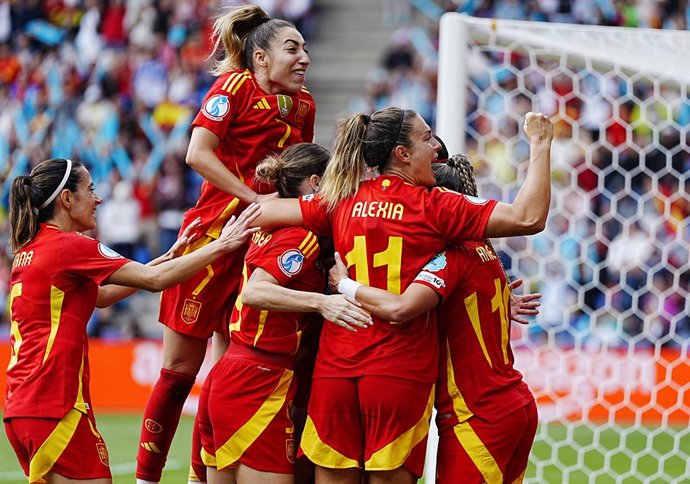 27 de julho de 2025, Suíça, Basileia: Mariona Caldentey (oculta), da Espanha, comemora com Alexia Putellas (dir.) e companheiras de equipe após marcar o primeiro gol da equipe durante a partida de futebol da final da UEFA Women's Euro 2025 entre Inglaterr