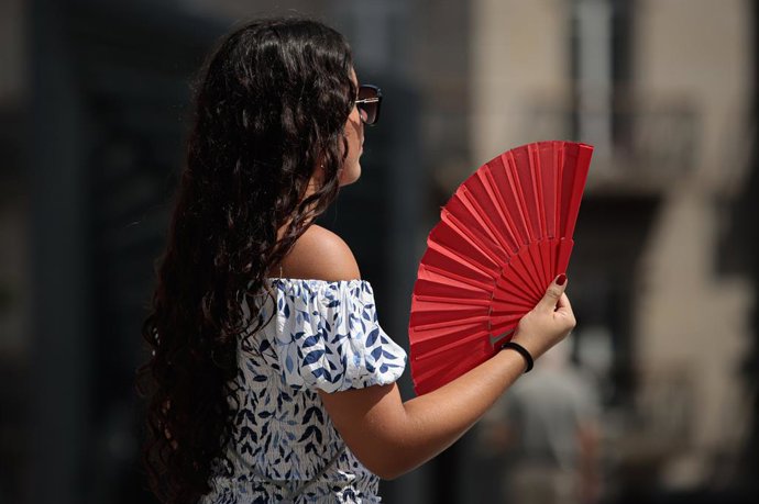 Una mujer abanicándose, a 5 de agosto de 2025, en Vigo, Pontevedra, Galicia (España). La Agencia Estatal de Meteorología (Aemet) ha activado avisos naranjas y amarillos en más de 30 provincias por temperaturas extremas durante el inicio de la canícula, el