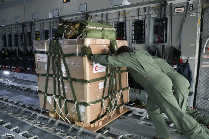 Archivo - Arquivo - Operadores preparam ajuda humanitária para a população de Gaza em um avião do Exército espanhol na base aérea de Zaragoza, em 27 de março de 2024, em Zaragoza, Espanha. Aeronaves A400 do Exército Aéreo e Espacial decolaram com ajuda pa