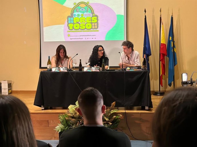 La concejala de Cultura del Ayuntamiento de Cangas del Narcea, Tania Rodríguez, la consejera de Cultura, Política Llingüística y Deporte, Vanessa Gutiérrez, y el co-director del 'Prestoso Fest', Juan Gama, durante la presentación.