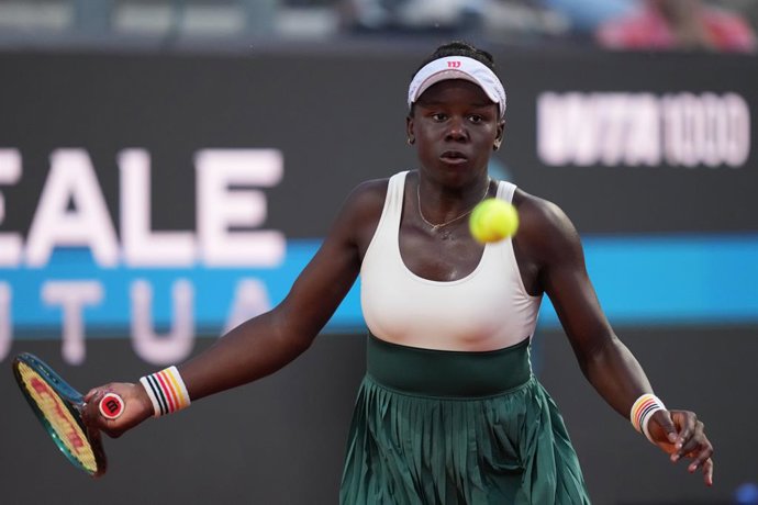 Archivo - 09 May 2025, Italy, Rome: Canadian tennis player Victoria Mboko in action against US' Coco Gauff during their women's singles round of 64 match of the Italian Open tennis tournament. Photo: Alfredo Falcone/LaPresse via ZUMA Press/dpa