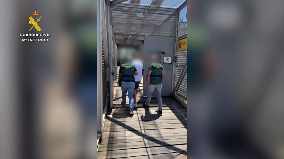 Agentes de la Guardia Civil detenien a un hombre por estafar a empresas cárnicas de Huelva.