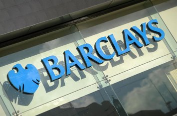 Archivo - FILED - 19 November 2013, United Kingdom, London: A view of the Barclays logo at the entrance to a branch of Barclays bank in London. Photo: Andreas Gebert/dpa