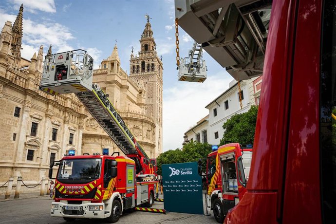 Archivo - Imagen de la entrega de vehículos especializados el pasado mes de junio.