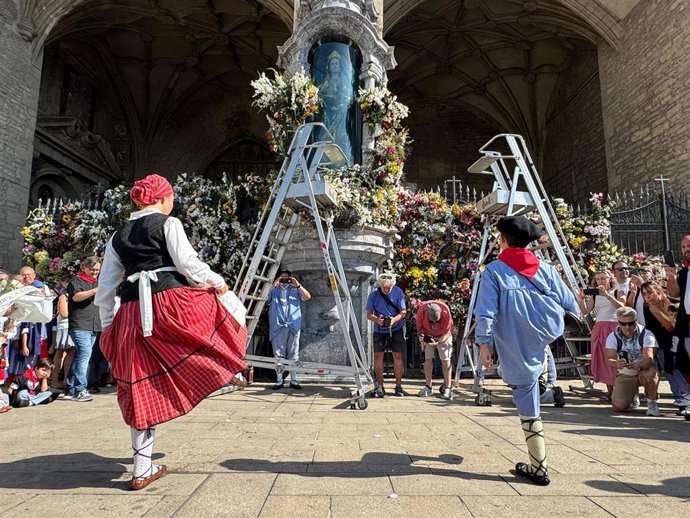 Edurne y Celedón Txiki honran a la Virgen Blanca