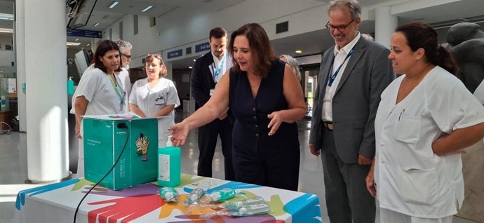 La consellera de Salud, Manuela García, se lava las manos en la entrada del Hospital de Manacor.