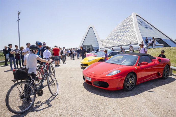 Archivo - Automóviles expuestos a las puertas del espacio Mobility City.