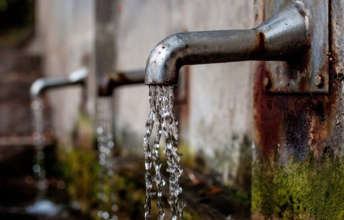 El bisfenol A presente en el agua es una sustancia química utilizada en la fabricación de plásticos y resinas, incluyendo revestimientos para latas y botellas.