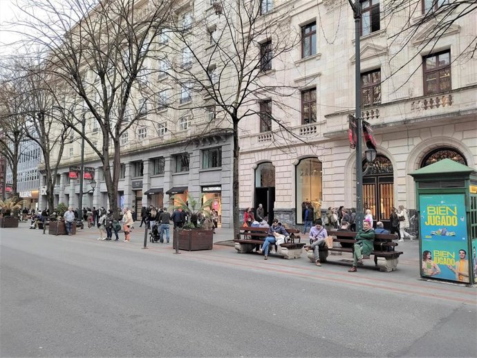 Archivo - Ciudadanos en una calle de Bilbao