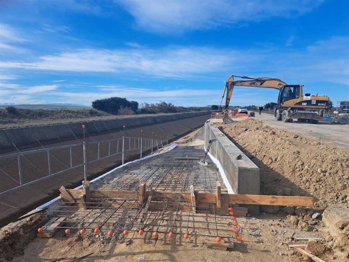 Obras de mantenimiento en el canal.