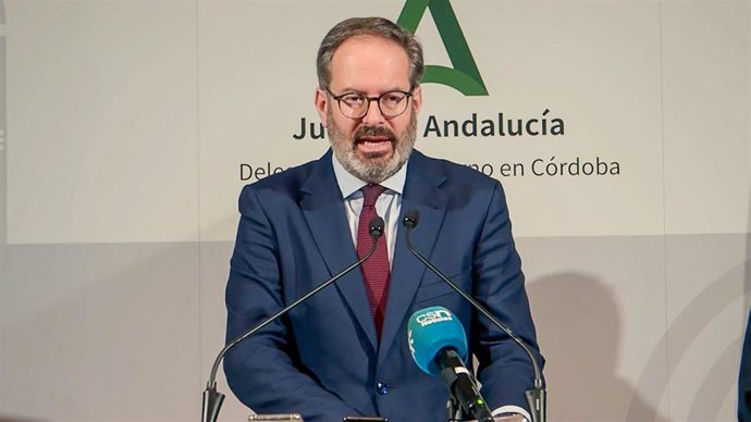 El delegado del Gobierno andaluz en Córdoba, Adolfo Molina, en una rueda de prensa.