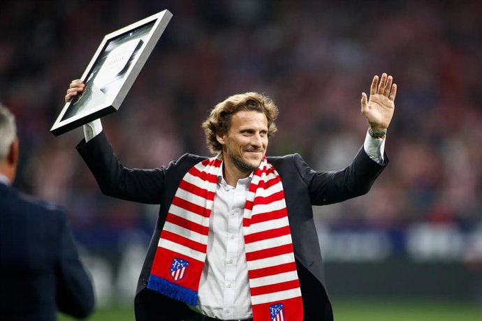 Archivo - Diego Forlán durante el homenaje que recibió en el Estadio Metropolitano por parte del Atlético de Madrid en 2019