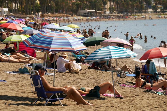Numerosos turistas y malagueños disfrutan de la playa de La Malagueta.