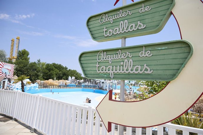 Archivo - Carteles en el Parque Warner Beach de Madrid, a 3 de julio de 2025, en Madrid (España).  
