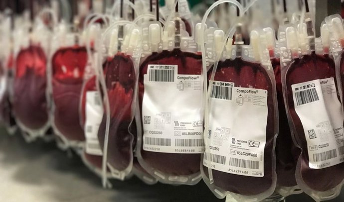 Imagen de bolsas de sangre tras donaciones de sangre y plasma