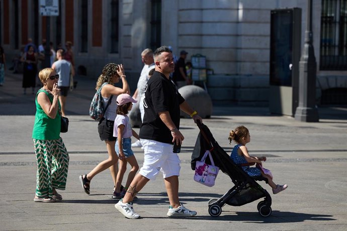 Un hombre con un carrito de bebé, a 15 de julio de 2025, en Madrid (España).
