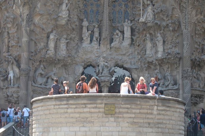 Archivo - Turistas en la Sagrada Família
