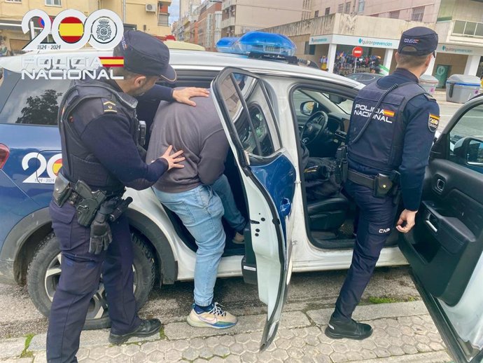Detención del presunto autor de unos robos cometidos con violencia en Alcalá de Guadaira (Sevilla).
