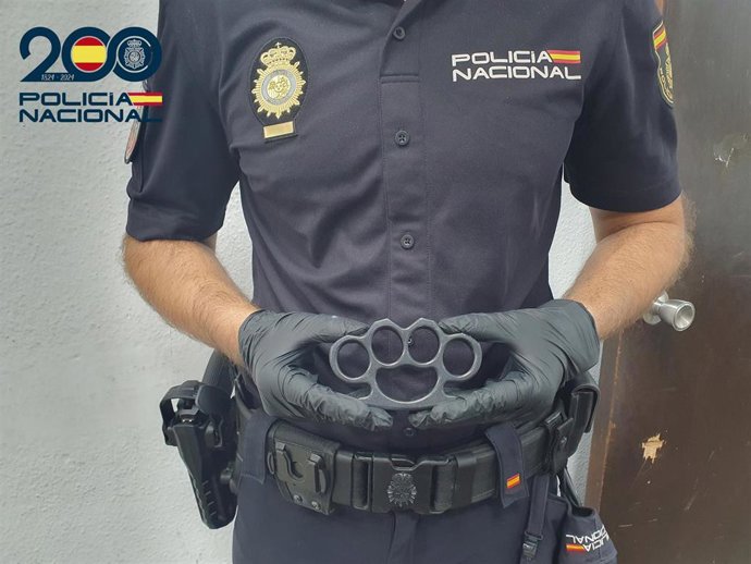 La Policía Nacional detiene en Palma a un hombre por golpear a otro con un puño americano y robarle.