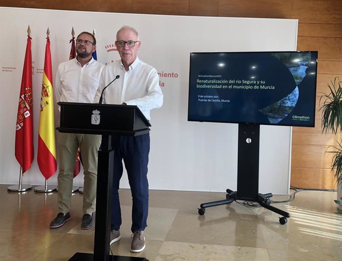 El concejal de Planificación Urbanística, Huerta y Medio Ambiente, Antonio Navarro, y el edil de Desarrollo Urbano y Ciudad Inteligente, José Guillén, presentan el Climathon 2025