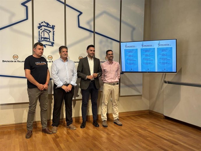 Imagen del diputado de Empleo, Desarrollo Económico y Reto Demográfico, Roberto Migallón, junto con el alcalde de Aguilar de Campos y de Olivares de Duero (izqda.) y el presidente de la Fundación EME, Jorge Vaquero