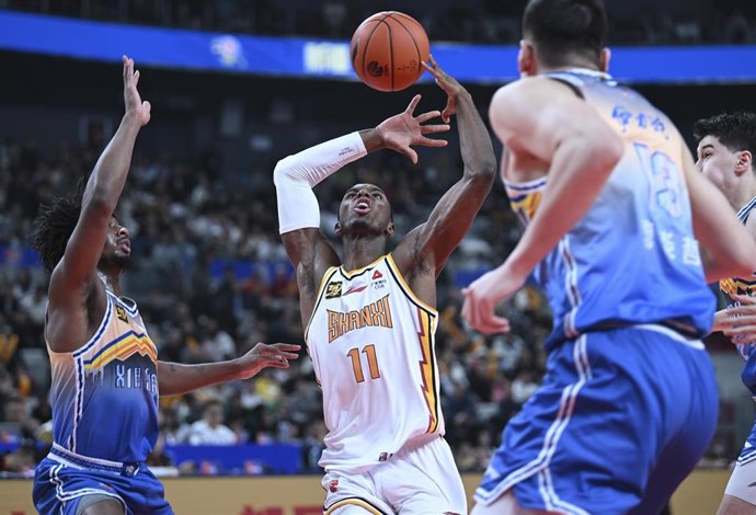 Archivo - Hamidou Diallo intenta una canasta con los Shanxi Loongs de la liga china de baloncesto