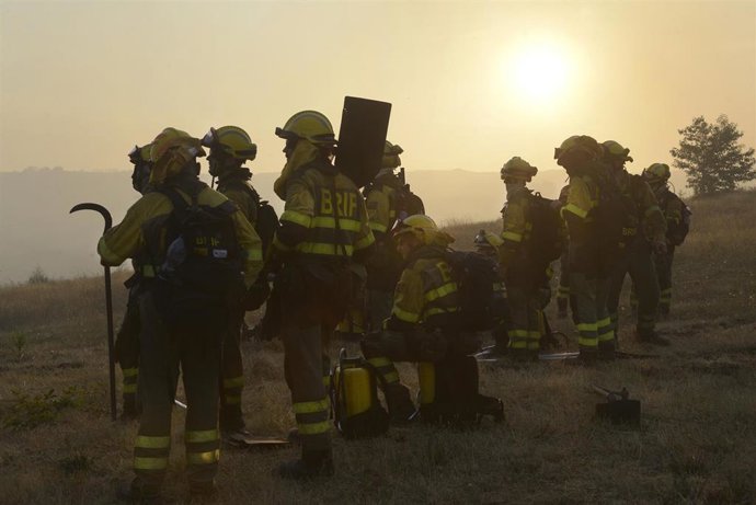 Bomberos trabajan para extinguir el incendio, a 2 de agosto de 2025, en Vilardevós, Ourense, Galicia (España).