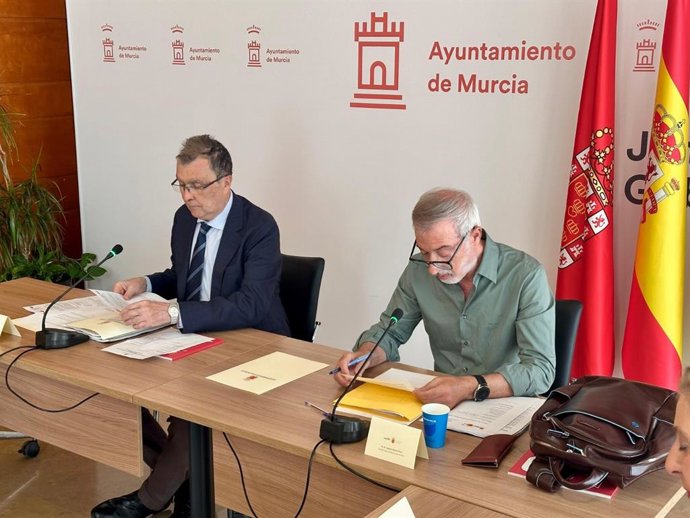 El alcalde de Murcia, José Ballesta, acompañado por el concejal de Turismo, Comercio y Consumo, Jesús Pacheco, preside la Junta Extraordinaria de Accionistas y el Consejo de Administración