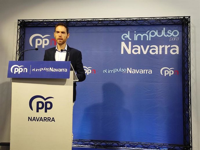 El diputado navarro del PP Sergio Sayas en una rueda de prensa en Pamplona.