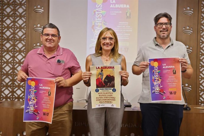 La diputada provincial Paqui Silva, junto al alcalde de La Albuera, Manuel Antonio Díaz, y el concejal de Deportes, Francisco Díaz, presentan las fiestas patronales de la localidad.