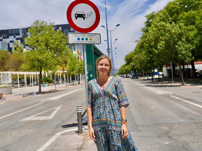 La portavoz del Grupo Municipal VOX del Ayuntamiento de Sevilla, Cristina Peláez, en la Zona de Bajas Emisiones de la Cartuja en Sevilla