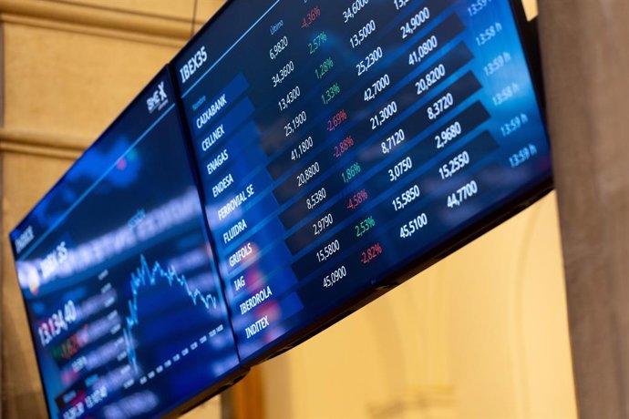 Archivo - Paneles del Ibex, en el Palacio de la Bolsa de Madrid, a 3 de abril de 2025, en Madrid (España). El Ibex 35 ha iniciado la sesión de este jueves, 3 de abril, con una caída del 1,58%, lo que ha llevado al selectivo madrileño a situarse en los 13.