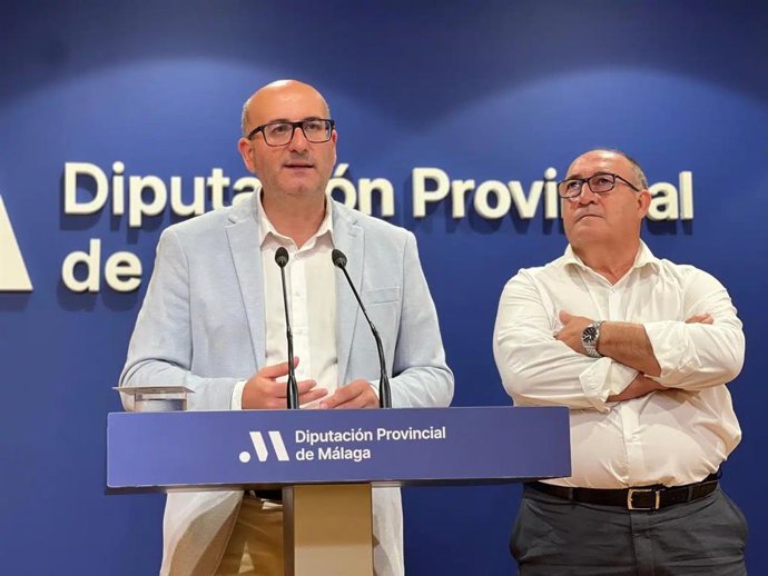 El vicepresidente y diputado pronvical de Cultural, Manuel López Mestanza, con el alcalde de Iznate, Gregorio Campos.