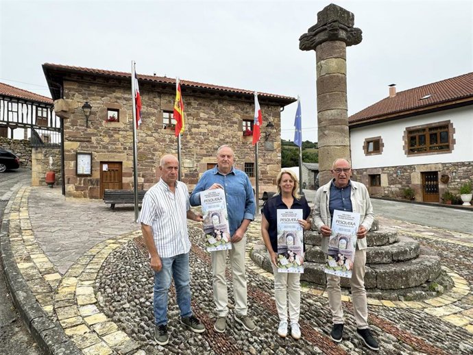 La consejera de Desarrollo Rural, Ganadería, Pesca y Alimentación, María Jesús Susinos, presenta el cartel de la Feria Internacional del Queso de Pesquera.