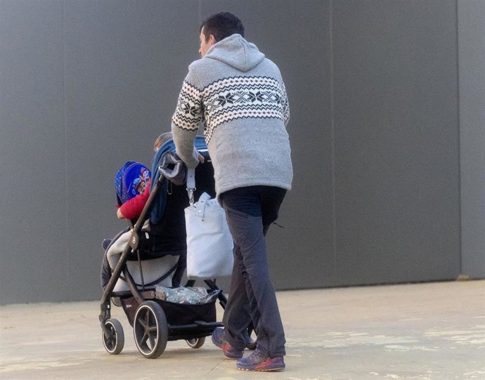 Archivo - Un hombre con un carrito de bebé.