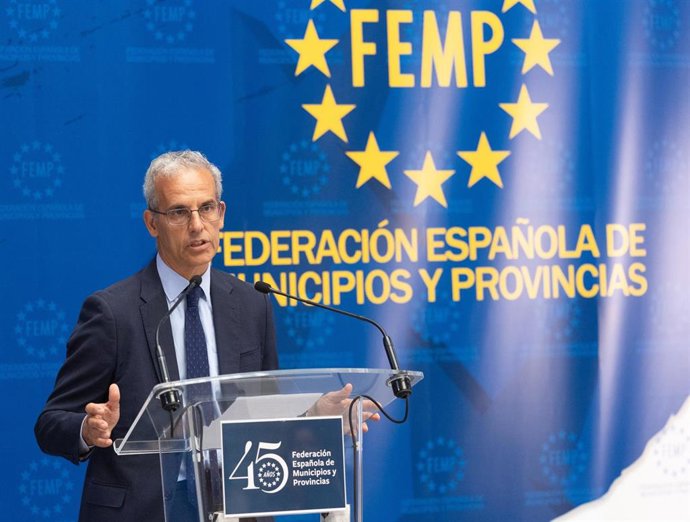 El secretario general de la FEMP, Luis Martínez-Sicluna, durante la presentación del balance de siniestralidad vial en vías urbanas del año 2024, en la sede de la FEMP, a 7 de agosto de 2025, en Madrid (España).