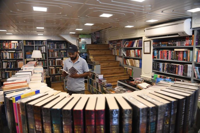 Imagen de archivo de un hombre leyendo un libro en una librería de Cachemira.