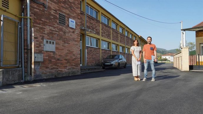 La concejala de Políticas Sociales y Atención a las Personas, María José Fernández, junto a David Llanos, técnico municipal, al final de las obras de renovación del pavimento en el entorno del Colegio Público El Carbayu de Lugones.