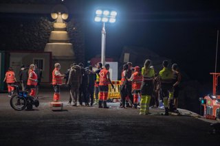 Archivo - Varios migrantes son ayudados al llegar al Puerto de La Restinga, a 20 de septiembre de 2024, en El Hierro, Canarias (España).