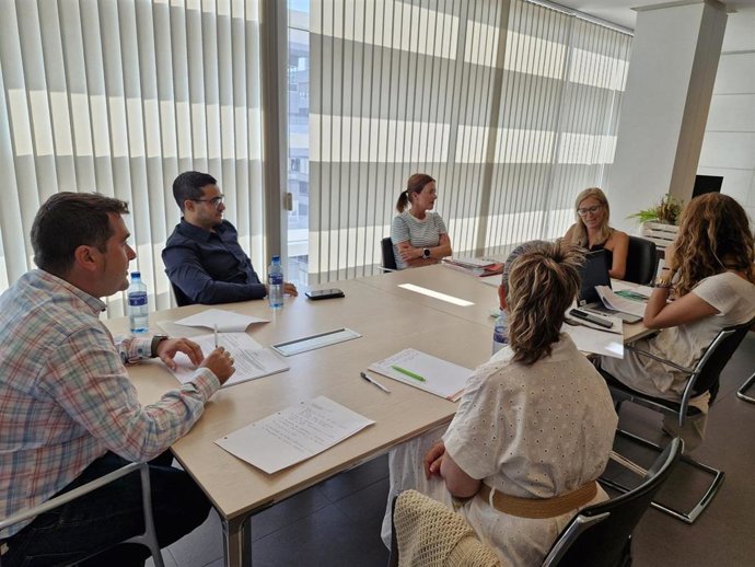 La viceconsejera de Turismo, Lara Martínez, se ha reunido hoy con representantes de la Asociación Alojamientos de Corta Estancia Casocia.