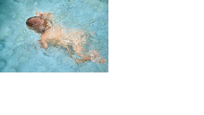 Un bebé en una piscina