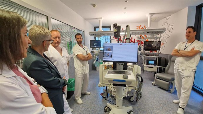 La jefa de servicio Neurofisiologia, Consuelo Valles; la consejera de Salud, Concepción Saavedra; el enfermero José Aurelio Bartolomé; el medico residente, Pedro García y el jefe de sección de la UCI pediátrica, Andrés Concha.