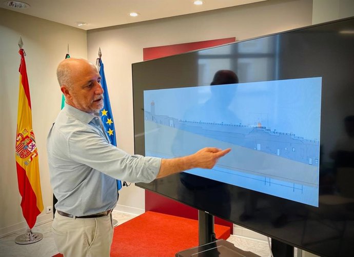 El concejal de Urbanismo y Patrimonio Histórico de Cáceres, Tirso Leal, explica las actuaciones en la muralla Almohade.