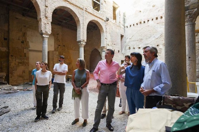 El alcalde de Córdoba, José María Bellido, visita las obras de restauración de la torre alminar del antiguo convento de Santa Clara.